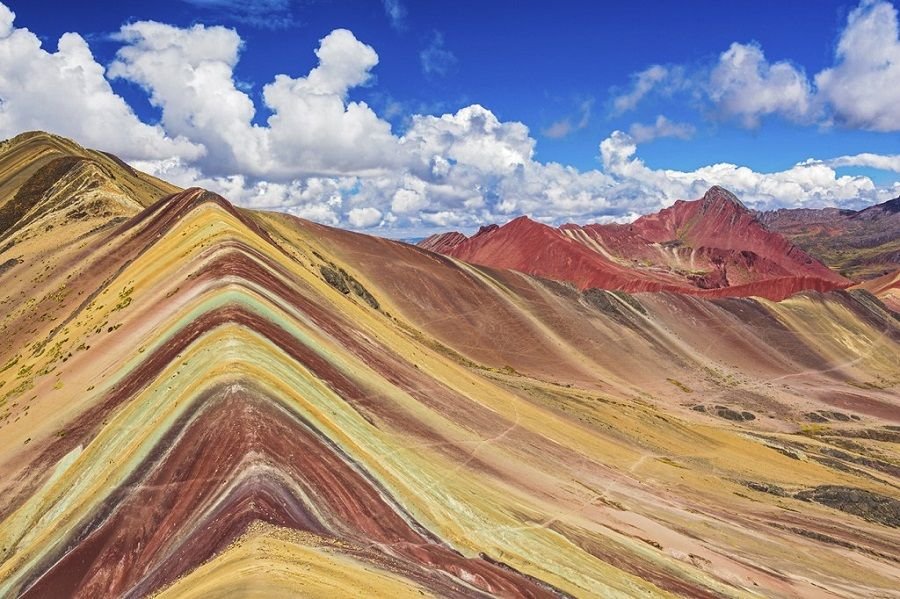 Vista hermoza de las montañas de colores