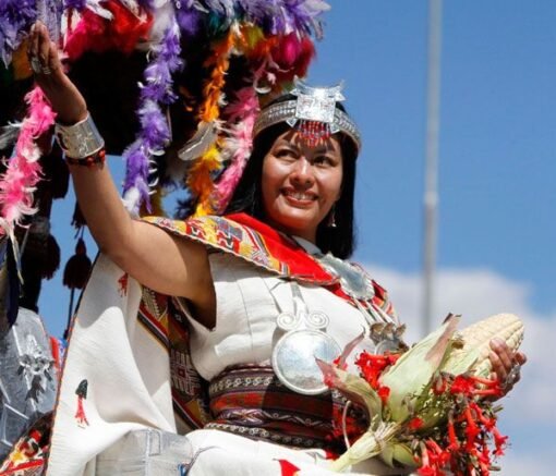 Inti Raymi Mujer Saludando